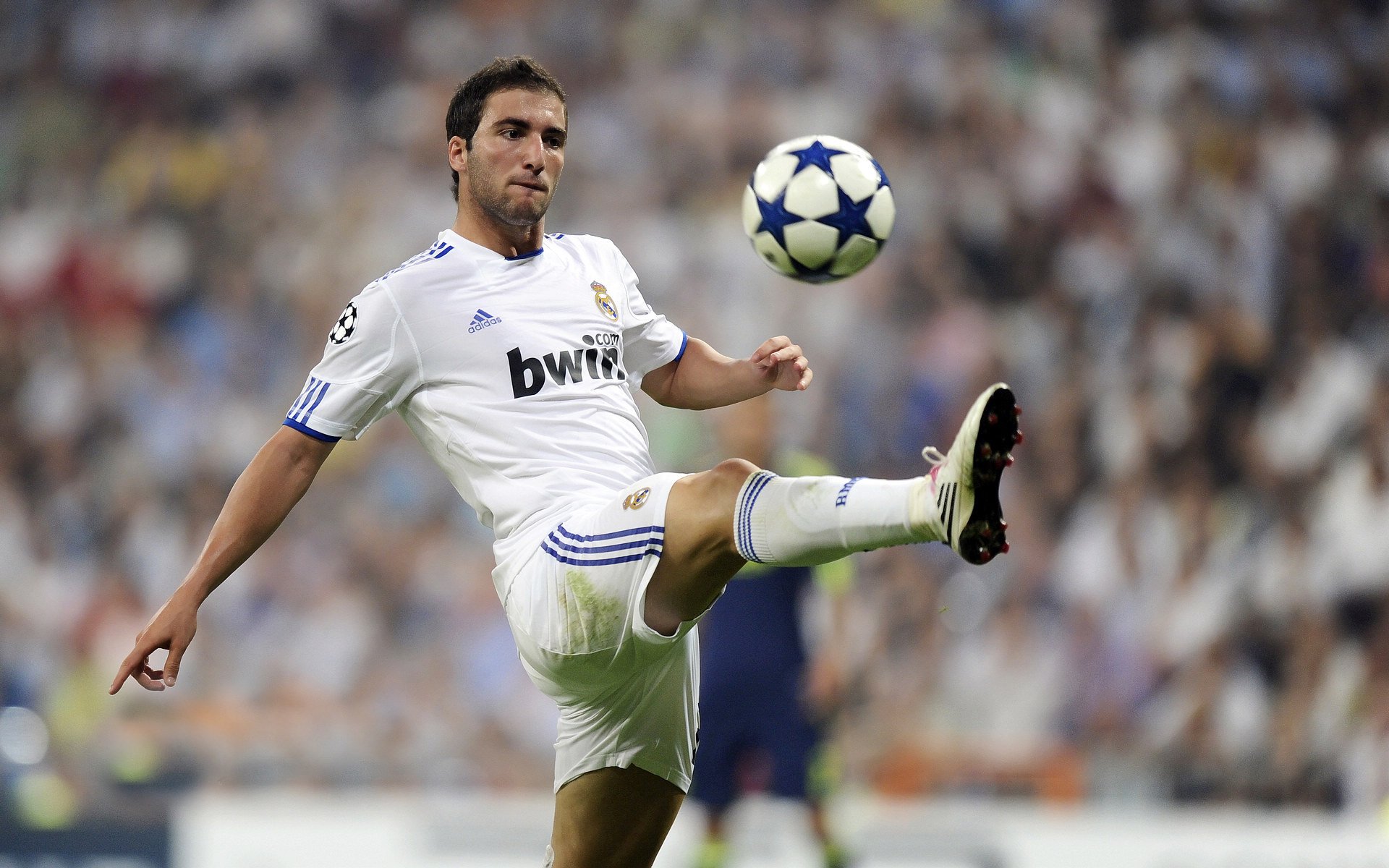 出发弹跳力与速度提升关系，发展弹跳力可以采用的训练方法是