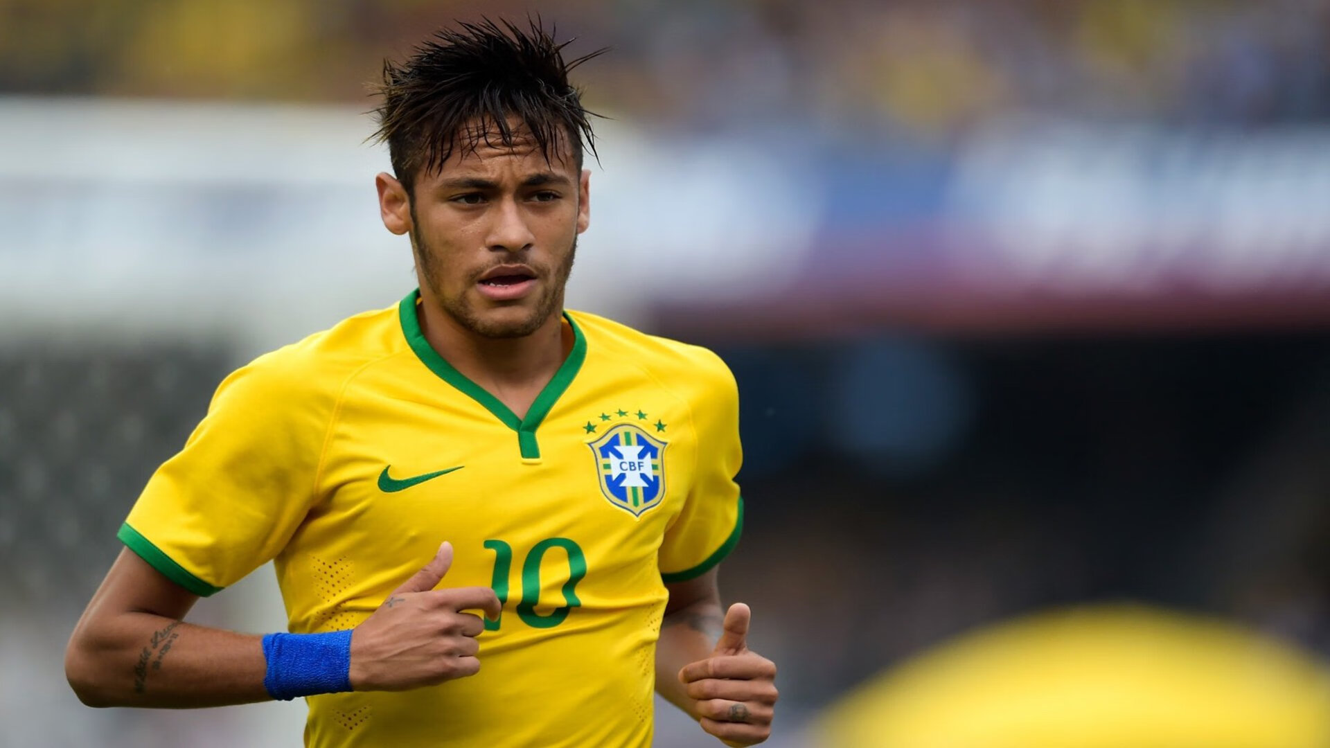 足球青年联赛引入防摔装备保障安全,青年足球队